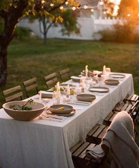 Jenni Kayne | Apparel & Home on Instagram: "Longer days lead to nights like these. 📷: @mandinelson__" Autumn Dinner Party, Jenni Kayne Home, Lord’s Supper, Autumn Dinner, Fall Dinner Party, Backyard Entertaining, Jenni Kayne, Fall Dinner, Dinner Tonight