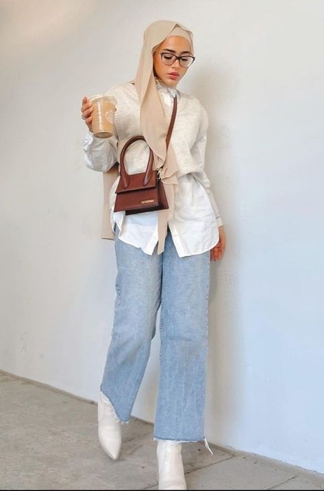 Hijabi Girl Style Summer, Trending Hijab Outfits, Modern Hijab Style, Hijabi Fashion Summer, White Shirt And Blue Jeans, Fall Fashion Outfit Ideas, Hijab Fashion Summer, Estilo Hijab, Girl Essentials