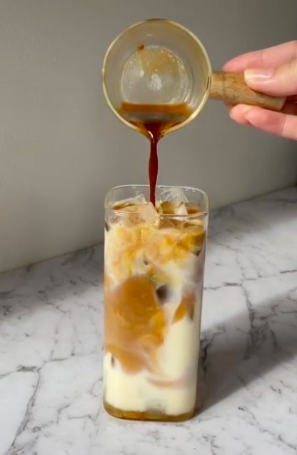 Biscoff Latte, Iced Latte Recipe, Coffee Lattes, Caramel Biscuits, Cold Brew Iced Coffee, Biscoff Biscuits, Drink Recipes Nonalcoholic, Twisted Recipes, Lotus Biscoff