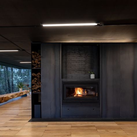 Exterior view of the house showing the cantilever over a lush hill Osb Texture, Underfloor Heating Systems, Multifunctional Space, Rural House, Glass Boxes, Green Roof, Structural Engineering, Wood Burning Fireplace, Glass House