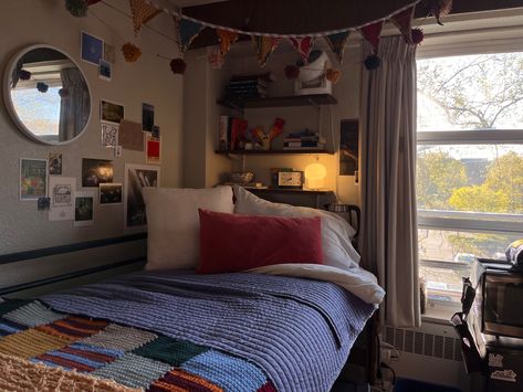 Dorm Rooms Aesthetic, Maximalist Dorm Room, Dark Dorm Room Aesthetic, Vintage Dorm Room, Maximalist Dorm, Dorm Setup, Guy Bedroom, Dormer Bedroom, Single Dorm Room