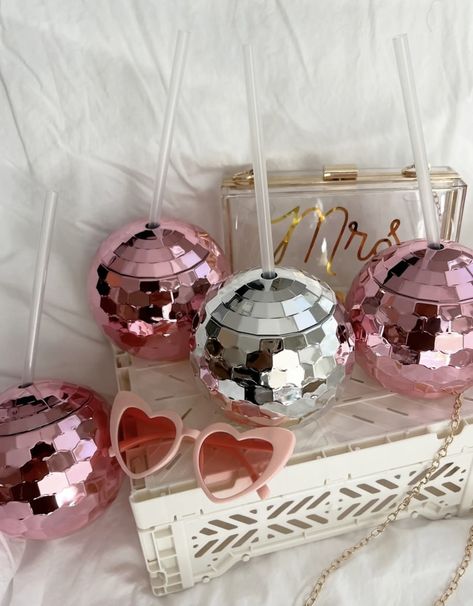 drink up out of these disco ball cups and get your partay on! Disco Ball Cup, Cocktail Decoration, Bachelorette Party Cups, Birthday Cocktails, Bridal Party Favors, Silver Party, Bachelorette Party Themes, Party Cups, Disco Party