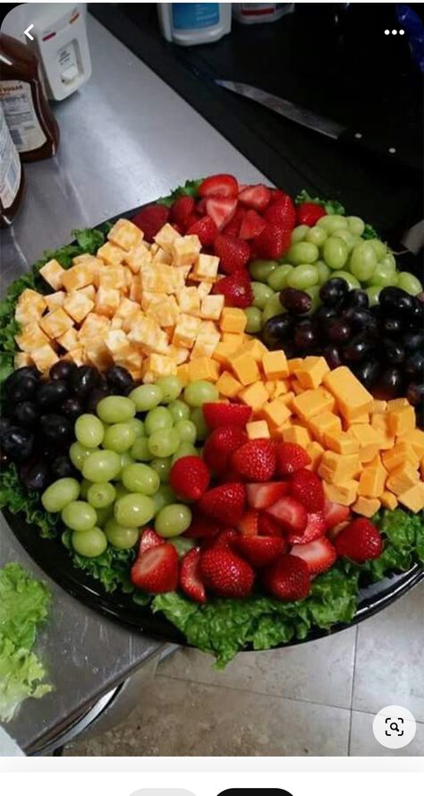 Fruit And Meat Tray Ideas, Fruit Cuterie Board, Fruit And Veggie Easter Tray, Round Fruit Tray Ideas, Set Up Food Table Party Ideas, Fruit Tray Ideas For Large Crowd, Simple Fruit Tray Ideas, Homemade Fruit Tray, Simple Fruit Board