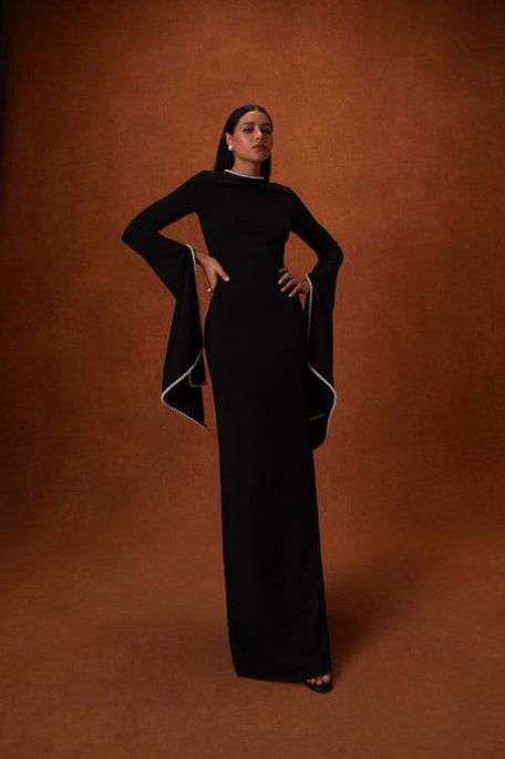 Dresses To Wear To A Wedding Classy, Black Modest Dress, Modest Graduation Dress, Black Dress Modest, Bridesmaid Dresses Hijab, Classy Dressing, Statement Pearl Earrings, Grad Shoot, Cloth Ideas