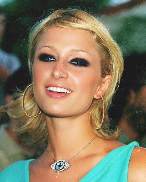 2000s Smokey Eye, Paris Hilton Hair, Nikki Hilton, Paris Hilton Makeup, 2000 Makeup, Paris And Nicole, Black Smokey Eye, Pink Lip Gloss, Model Inspo