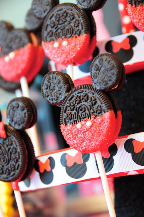 Mickey Mouse oreo pops! Cake Pops Mickey Mouse, Mickey Mouse Cake Pops, Bolo Musical, Γενέθλια Mickey Mouse, Mickey Mouse Birthday Decorations, Mickey First Birthday, Mickey 1st Birthdays, Mickey Mouse Birthday Cake, Fiesta Mickey Mouse