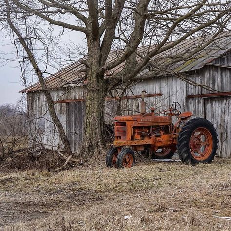 Tractor Art, Tractor Pictures, Farm Pictures, Farmall Tractors, Old Tractor, Country Barns, Classic Tractor, Old Gas Stations, Barn Painting