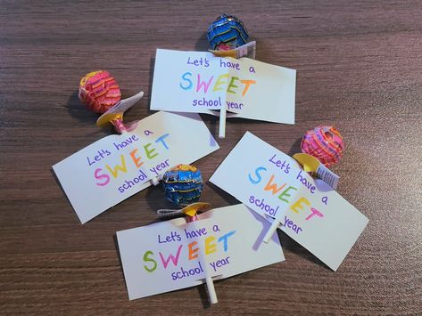 Diy gift for students, lollipop gift, teacher gift ideas Lollipop Presentation Ideas, Lollipop Ideas Gift, Diy Gifts For Students, Gifts For Kindergarten Students, Lollipop Gift Ideas, School Gifts For Students, Creative Teachers Gifts, Lollipop Craft, Back To School Gifts For Kids