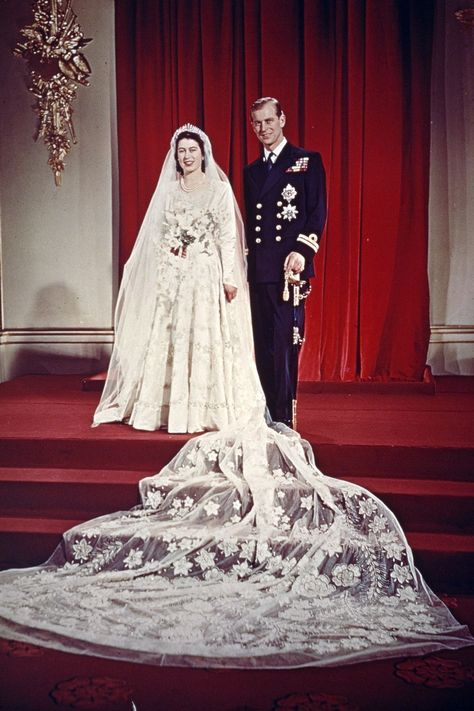 Queen Elizabeth II Through the Years - Photos of Queen Elizabeth II Facts About Queen Elizabeth, Elizabeth Ii Young, Queen Elizabeth Wedding, Elizabeth Philip, Princesa Elizabeth, Rainha Elizabeth Ii, Reine Elizabeth Ii, Celebrity Wedding Dresses, Reine Elizabeth