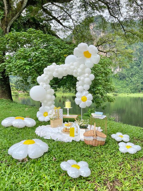 Daisy Decorations Party, Daisy Party Theme 1st Birthdays, Daisy Birthday Party Decorations, Daisy Themed Party, Daisy Themed Birthday Party, Daisy Party Decor, Daisy Party Decorations, Outdoor Birthday Decorations, Daisy Baby Shower