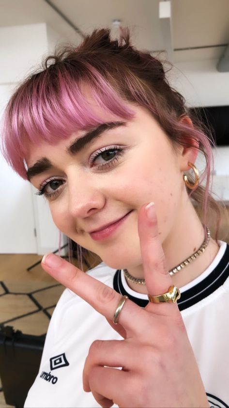 Maisie Williams Dress, Color Characters, Loyle Carner, Joe Dempsie, Engagement Ring Pictures, Tiny Dress, Lewis Howes, Purple Lady, Nylon Magazine