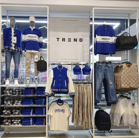 Visual Merchandising Ideas Clothing Store Displays, Visual Merchandising Displays Clothing, Clothes Rack Design, Boutique Store Displays, Visual Merchandising Fashion, Sneakerhead Room, Clothing Store Displays, Retail Store Interior Design, Clothing Store Interior