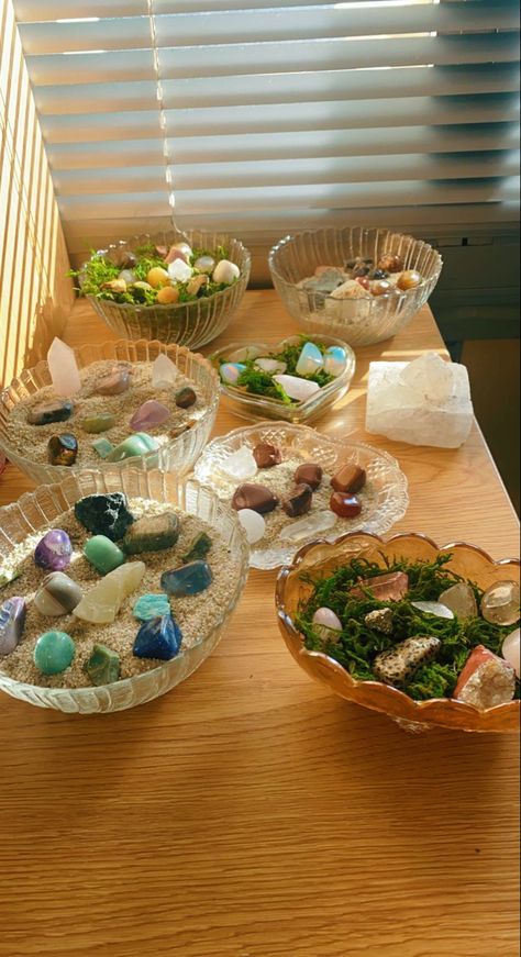 Crystal Chips Display Ideas, Gem Display Ideas Rock Collection, Crystal And Rock Display, Dish For Crystals, Tumbled Crystal Display, Ways To Display Crystals Rock Collection, Crystal Rock Display Ideas, Crystal Tray Display, Crystal Booth Display