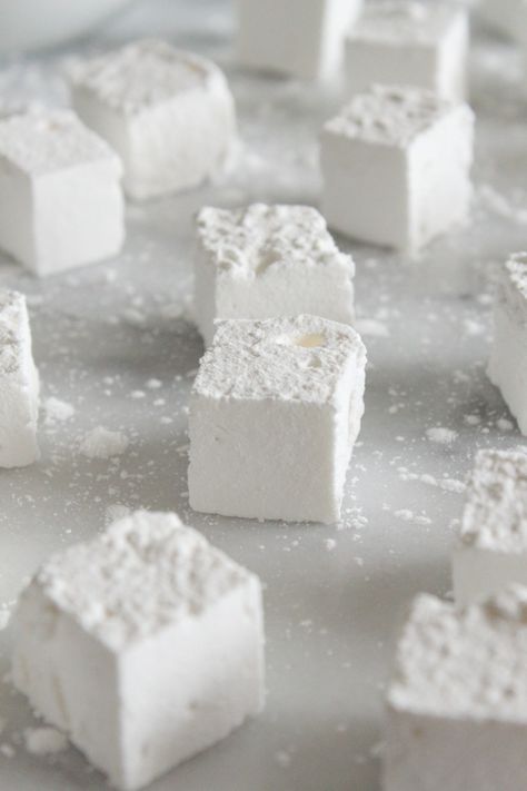 Bourbon Marshmallows, Homemade Whiskey, Homemade Bourbon, Flavored Marshmallows, How To Make Marshmallows, Vanilla Marshmallows, Homemade Candy, Unflavored Gelatin, Recipes With Marshmallows