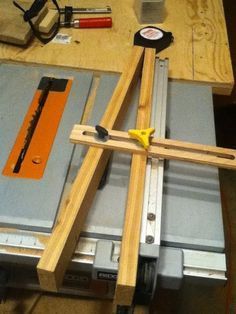 Idea for making angles(attach protractor on one end Stool Plans, Taper Jig, Wood Jig, Woodworking Apron, Learn Woodworking, Woodworking Workshop, Homemade Tools, Wood Tools, Woodworking Jigs