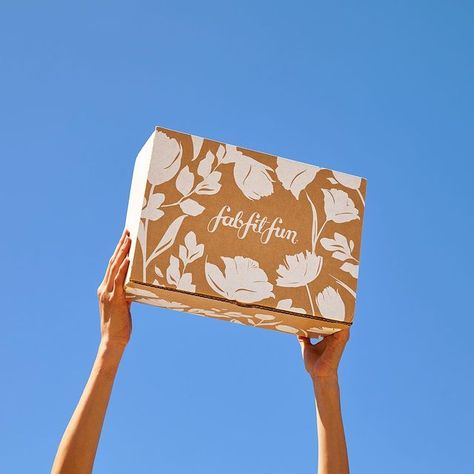 Found this gorgeous packaging design made for FabFitFun who offer subscription box full of nice things. I love the way how those handdrawn white flowers pop out on the brown carft paper box. #packagingdesign #boxdesign Subscription Box Branding, Food Box Packaging Design, Unique Box Design, Subscription Box Packaging, Mailer Box Design, Subscription Box Design, Fab Fit Fun Box, Creative Advertising Design, Flower Subscription