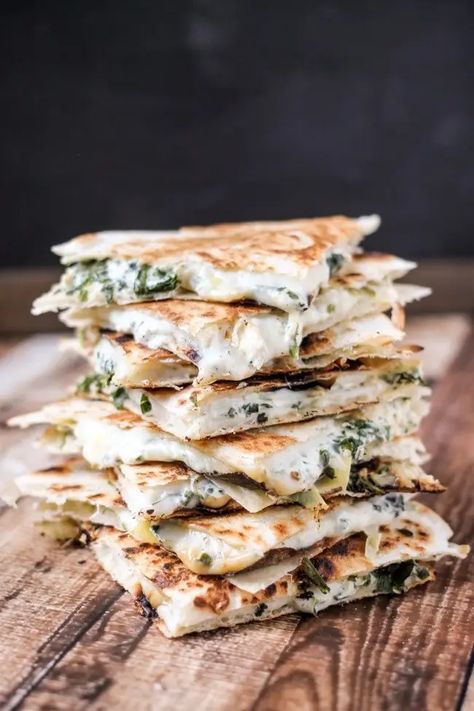 Best Quesadilla Recipe, Vegetarische Diners, Vegetarian Quesadilla, Diy Easy Recipes, 5 Minute Meals, Quesadilla Recipes, Vegetarian Dinners, Think Food, Spinach Artichoke