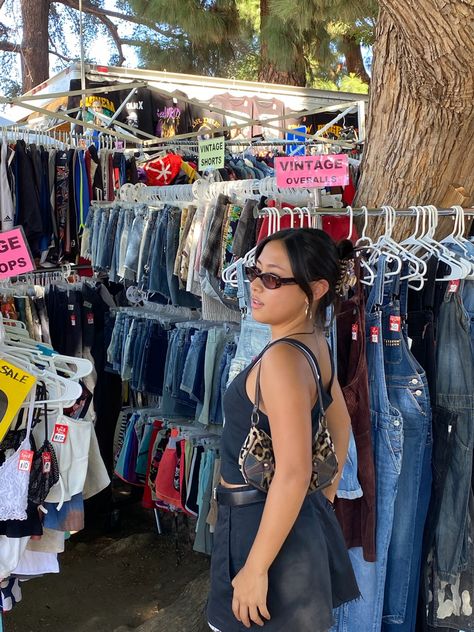 Rose Bowl Flea Market Outfit, Rosebowl Flea Market Outfit, Flea Market Aesthetic Pictures, Flee Market Outfit, Flea Market Aesthetic Outfit, Flea Market Outfit Summer, Flea Market Photoshoot, Flea Market Outfit, Shopping Aesthetics