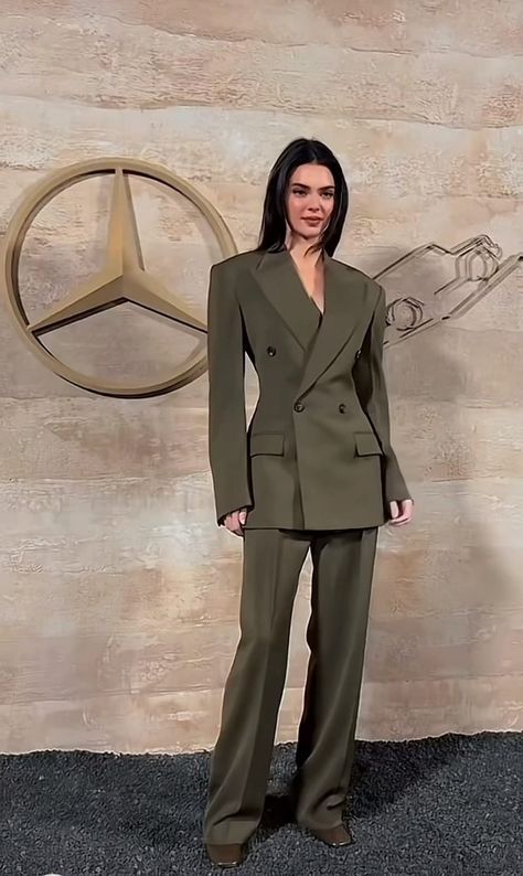 Kendall Jenner Green Outfit, Kendall Jenner Green Dress, Kylie Jenner Suit, Kendall Jenner Suit, Suits Women Aesthetic, Suits For Women Aesthetic, Women Suits Aesthetic, Kendall Jenner Mercedes, Suit Women Aesthetic