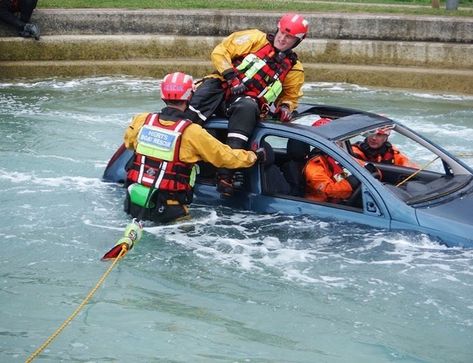 ‪Crew out training today with Herts Fire Rescue car in flow and SRT skills.‬ ‪Big thank you to Herts Fire Rescue for letting us join in… Search And Rescue Aesthetic, Fire And Rescue, Water Rescue, In Flow, Wildland Firefighter, Technology Tools, Search And Rescue, Train Hard, Fire Rescue