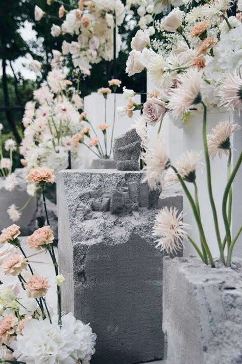 concrete wedding Concrete Wedding Decor, Engagement Theme, Concrete Wedding, Engagement Themes, Jungle Wedding, Concrete Walkway, Terrace Decor, Wedding Moodboard, Centerpiece Wedding