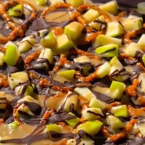 Carleigh Bodrug on Instagram: "🍏💖🥰CARAMEL APPLE BARK. Follow @plantyou for more tasty fall recipes. 😏Full recipe including my vegan caramel sauce can be found at plantyou dot com. .  ✅GROCERY LIST Green apples Dark chocolate Pretzels Vegan Caramel . 💕Enjoy :) . #recipe #dessert #vegandessert #apples #applerecipe #appledessert #healthy #healthyrecipe #healthydiet #healthyfood #healthydessert #veganbark #chocolatebark #chocolate #chocolaterecipe #plantbased #plantbasedrecipe" Caramel Pretzels, Vegan Caramel, Christmas Cookie Exchange, Chocolate Delight, Chocolate Pretzels, Chocolate Bark, Vegan Treats, Apple Desserts, Caramel Sauce