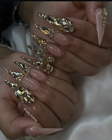 Nails Art Easy, Nail Art 2022, Gold Stiletto Nails, Stilleto Nails Designs, Swarovski Nails, Nails Design With Rhinestones, Long Acrylic Nails Coffin, Bling Acrylic Nails, Diamond Nails