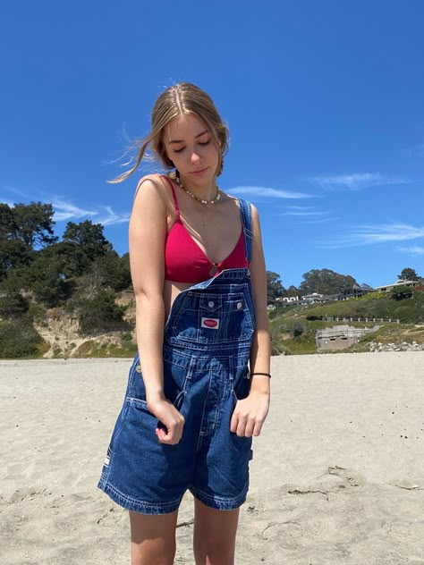 Baggy Shorts Overalls Outfit, 90 Summer Outfits, Indie Beach Outfit, Overalls Summer Outfit, Summer Overalls Outfit, Overalls Aesthetic Outfit, Indie Summer Outfits Aesthetic, Vintage Beach Aesthetic Outfits, Overall Summer Outfit