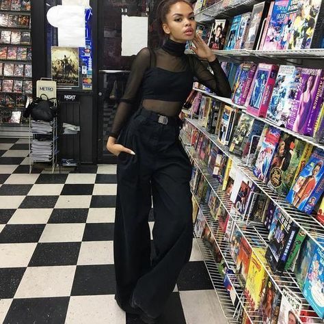 973a5f0ccbc4ee3524ccf035d35b284bdesc38315306ri Fest Outfits, Outfits 90s, Mode Chanel, Grunge Look, Black Women Fashion, Mode Inspo, Alternative Outfits, Edgy Outfits, Looks Style