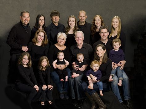 Multi Generation Family Pictures, Glam Family Photoshoot, Adult Family Poses, Large Family Portraits, Studio Family Portraits, Family Photo Studio, Big Family Photos, Business Portrait Photography, Fun Family Photos