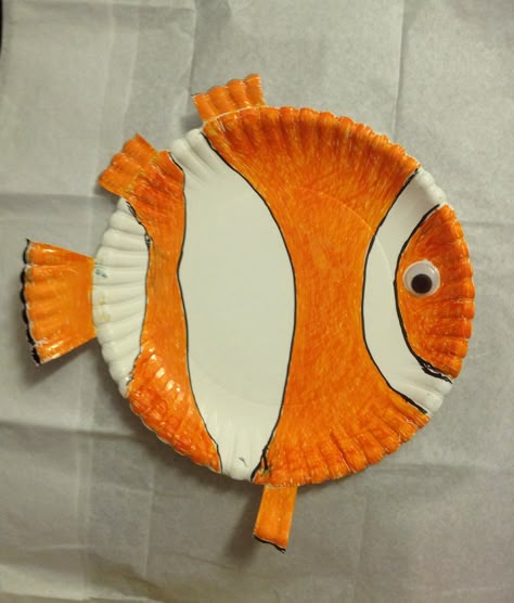 Finding nemo using paper plate~ Finding Nemo Crafts Preschool, Paper Plate Rainbow Fish, Finding Nemo Arts And Crafts For Kids, Nemo Crafts For Preschool, Finding Nemo Crafts For Kids, Finding Nemo Craft, Nemo Crafts For Kids, Finding Nemo Activities, Finding Nemo Crafts