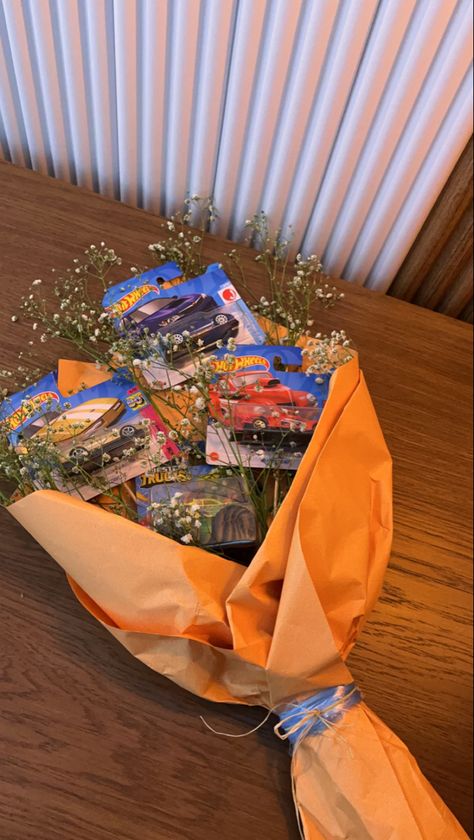 Hotwheel Bouquets, Hotwheels Aesthetics, Hotwheels Bouquet With Flowers, Hot Wheels Bouquet For Bf, Ramos Hot Wheels, Hot Wheels Aesthetic, Hot Wheels Bouquet, Bouquet For Boyfriend, Car Bouquet