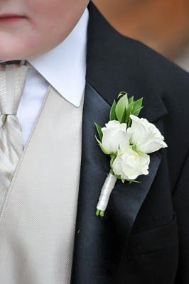 Novio: distintivo Spray Roses Boutonniere, Flower Arrangement For Church, White Rose Boutonniere, Dance Flowers, Prom Corsage And Boutonniere, Boutonniere Ideas, White Spray Roses, Prom Corsage, Rose Corsage