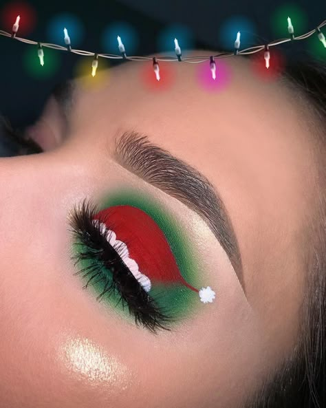 Christmas Makeup Look Ideas! From Christmas lights to Santa hats and reindeer on the eyes, there are so many bold, colorful, and creative Christmas makeup looks this year. Eyeliner Trends, Make Up Guide, Christmas Makeup Looks, Winter Make Up, Christmas Makeup Ideas, Xmas Makeup, Christmas Eyeshadow, Maquillage Yeux Cut Crease, Halloweenský Makeup