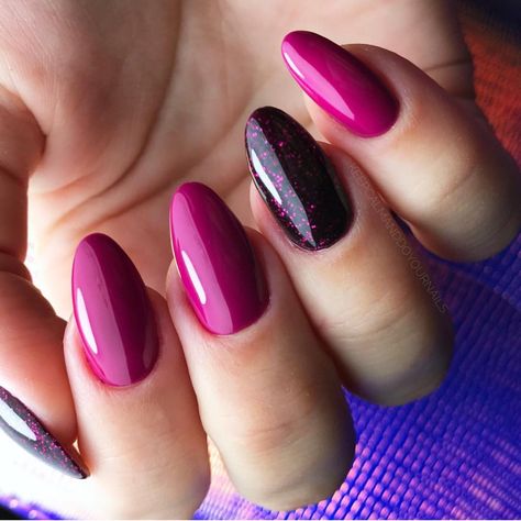 Black And Magenta Nails, Dark Fuschia Nails, Magenta Gel Nails, Magenta Pink Nails, Viva Magenta Nails Design, Pink 550, Majenta Color Nail Art, Black Wedding Nails, Beige Nail Art