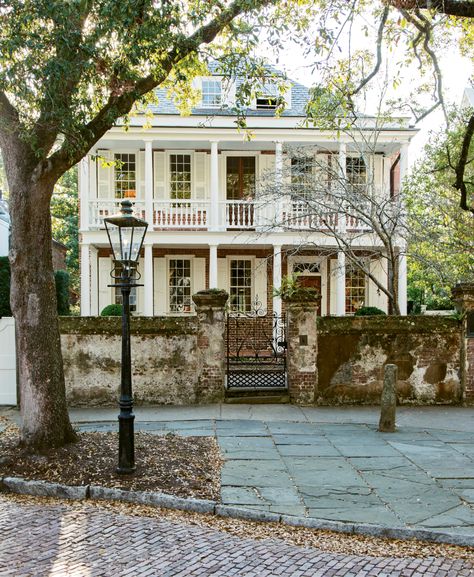 An Eye for Refinement | Charleston SC | Charleston Magazine Charleston Mansion, Charleston Homes Exterior, Estilo Charleston, Southern Houses, Charleston Architecture, Southern Style Homes, Charleston House, Townhouse Exterior, Beautiful Exterior