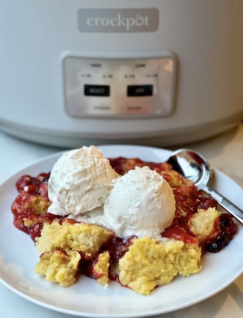 Slow Cooker Cherry Dump Cake Diary Free Dessert, Dump Cake Crockpot, Six Vegan Sisters, Slow Cooker Cake, Crockpot Desserts, Cherry Dump Cake, Vegan Crockpot, Dessert Recipes Cookies, Vegan Slow Cooker