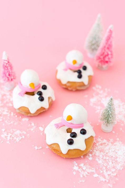 Melted Snowmen Holiday Donuts Snowman Donuts, Holiday Donuts, Donut Decorating Ideas, Snowman Treats, Christmas Donuts, Japan Candy, Melted Snowman, Donut Decorations, Snowman Cookies