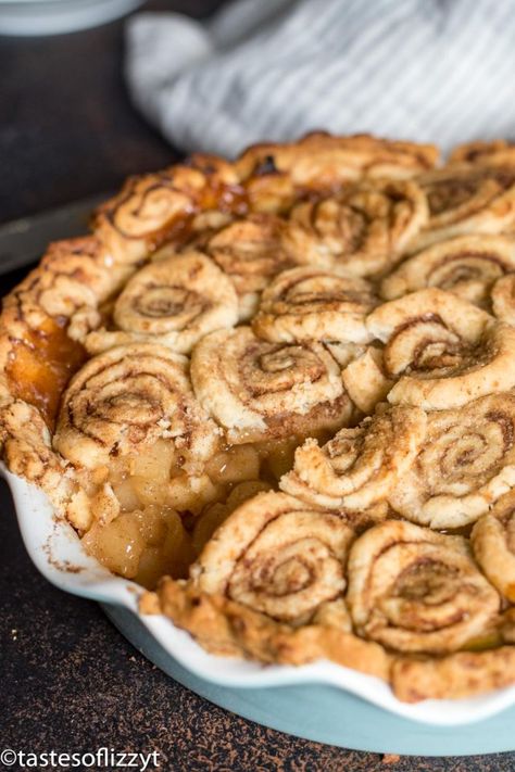 What's better than traditional apple pie? Cinnamon Roll Apple Pie! Tips for making the best apple pie cinnamon roll crust. Cinnamon Roll Turkeys, Cinnamon Roll Crust, Pumpkin Dinner, Cinnamon Roll Apple Pie, Cinnamon Pie, Apple Pie Recipe Homemade, Traditional Apple Pie, Cinnamon Apple Pie, Biscuits Graham