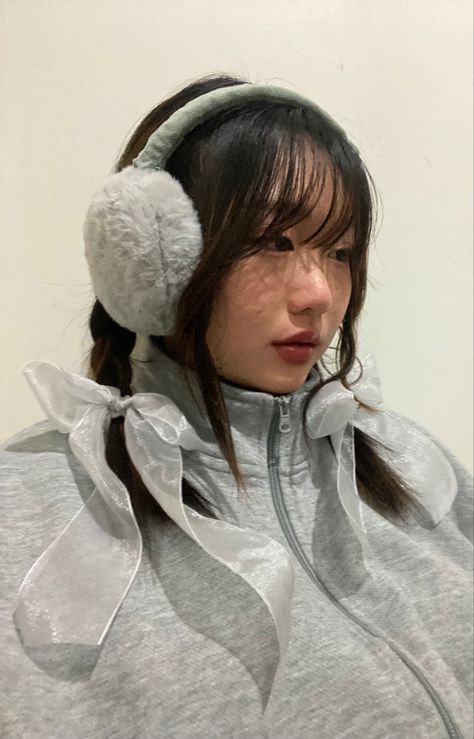 Aesthetic Earmuffs, Ear Muffs Aesthetic, Earmuffs Outfit, Winter Aesthetic Outfit, Outfit Poses, Indie Movie Posters, Japan Winter, Cute Hair Colors, Ear Muffs