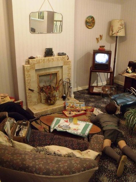 A typical 50s living room British Living Room, 50s Living Room, 1950s Living Room, Sala Vintage, 1940s Home, 1950s House, Childhood Memories 70s, Vintage Interiors, The Good Old Days