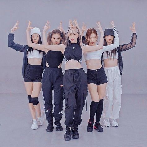 Itzy Loco Dance Practice, Loco Dance Practice, Dance Practice Outfits Kpop, Kpop Dance Practice Outfits, Dance Clothes Practice, Itzy Loco, Dance Outfits Practice, Practice Outfits, Pop Dance