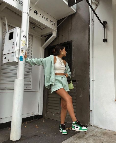 Sporty Shorts Outfit, Jordan Fits, Jordan 1 Outfit Women, Jordan 1 Outfit, Fits Aesthetic, Shorts Outfits Women, Aesthetic Grunge Outfit, Inspo Looks, Jordan Outfits