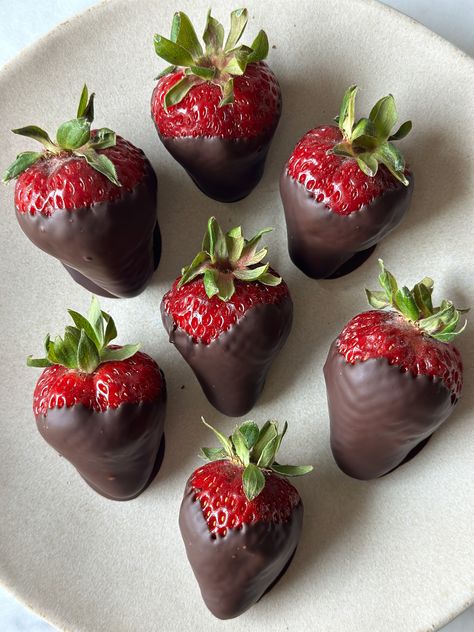 Chocolate Dipped Strawberries Recipe, Dipped Strawberries, Chocolate Dipped Strawberries, High Calorie Meals, Strawberry Dip, Food Projects, Chocolate Coating, Covered Strawberries, Chocolate Strawberries