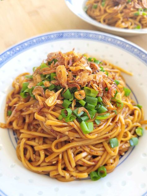 Spicy Miso Udon – Udon noodles coated in a flavourful spicy miso sauce. Almost as easy to make as instant ramen, it's a great weeknight meal! Miso Udon Noodles, Miso Dishes, Miso Udon, Spicy Miso Ramen, Udon Noodles Recipe, Noodle Salad Cold, Miso Sauce, Asian Noodle Dishes, Make Lunch