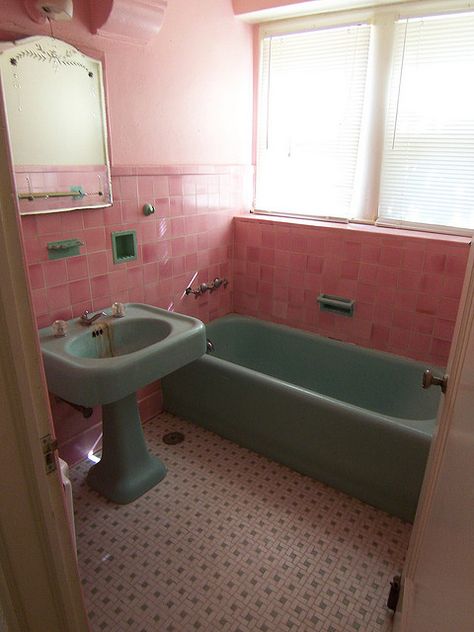 Vintage Pink Tile Bathroom from 1920's | Flickr - Photo Sharing! Vintage Pink Tile Bathroom, Green Bathtub, Vintage Tile Bathroom, Pink Tile Bathroom, Pink Bathroom Tiles, Vintage Tegel, Vintage Bathroom Tile, Pink Tile, Retro Bathroom