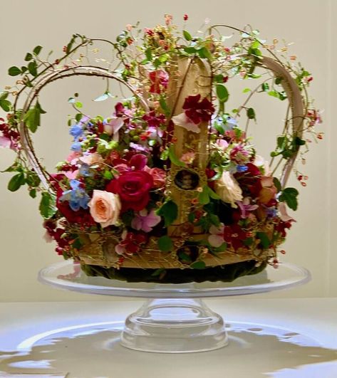 Rhs Chelsea Flower Show, Floral Art Design, Church Flower Arrangements, British Flowers, Floral Crowns, Flower Company, Church Flowers, Flower Festival, Modern Flower Arrangements