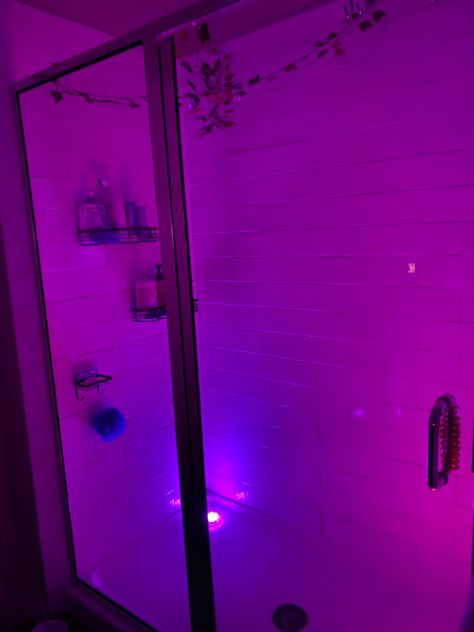 Small Bathroom Ideas Led Lights, Glow Spa Bathroom Ideas, Y2k Bathroom Ideas, Led Lights Bathroom Aesthetic, Led Lights Bathroom Ideas, Led Bathroom Aesthetic, Bathroom Ideas Led Lights, Led Lights In Bathroom, Bathroom With Led Lights