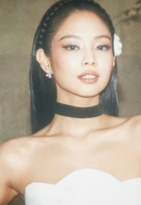 Jennie Met Gala Hairstyle, Jennie Met Gala Makeup, Jennie Met Gala 2024 Blue Dress, Jennie Kim Met Gala 2024, Jennie Piercing, Jennie Braids, Jennie Gala, Jennie Met Gala 2024, Jennie Kim Hairstyle