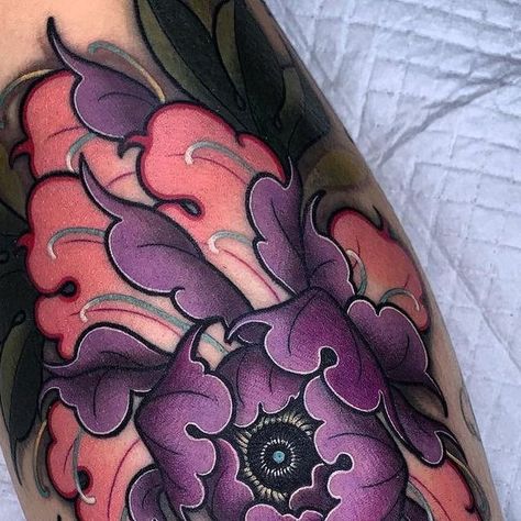 Pink And Purple Flower Tattoo, Bold Color Tattoo, Neo Traditional Lotus Tattoo, Peony Color Tattoo, Peony Neotraditional Tattoo, Neo Traditional Peony Tattoo, Neotraditional Peony Tattoo, Neo Trad Peony, Neotrad Flowers